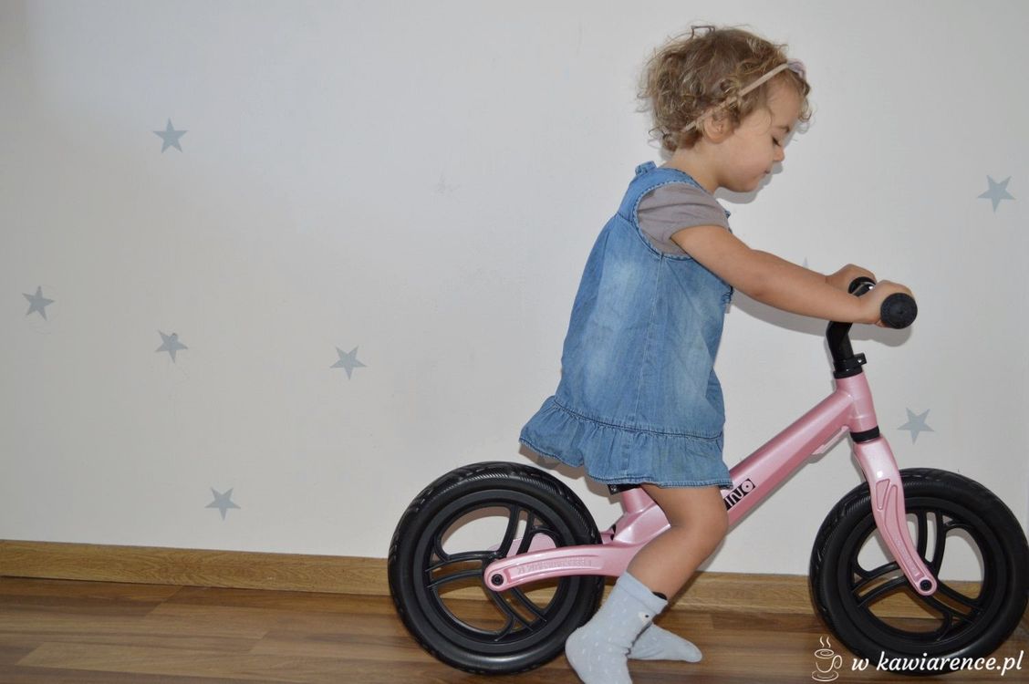 lekki rowerek biegowy dla dziecka 2 lata Movino