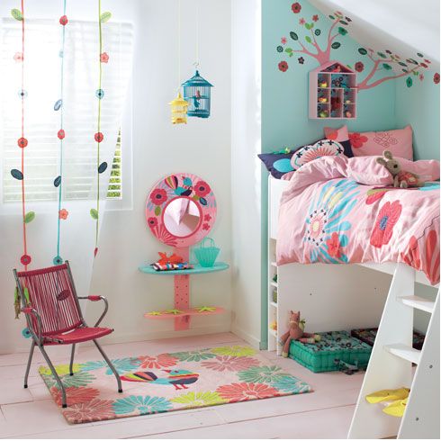 Nowoczesny, minimalistyczny pokój dla dziewczynki - kolorowy dywan, niebieska ściana w kwiaty, lustro do pokoju dziecka