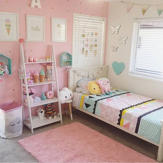 różowy pokój dla dziewczynki, białe meble, dodatki
