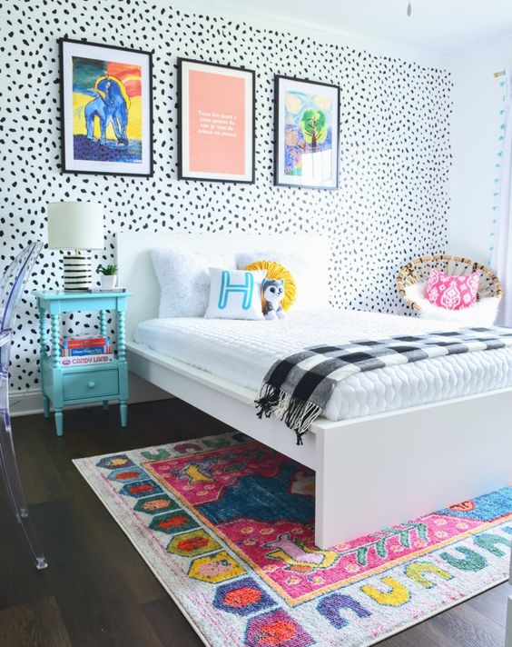 kolorowy pokój dla dziewczynki - tapeta biało czarne kropki, błękitne meble
