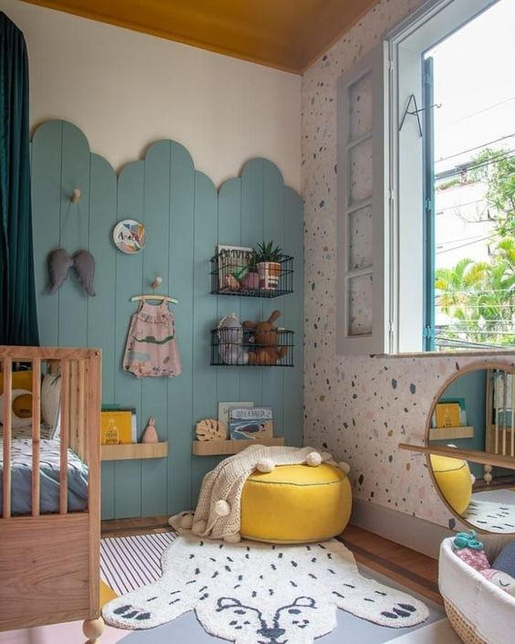 Pokój dla małego dziecka, niebieski, kolorowe dodatki
