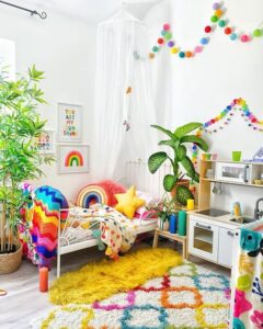 kolorowy pokój dla dziewczynki - kuchenka ikea, łózko ikea metalowe, firanki