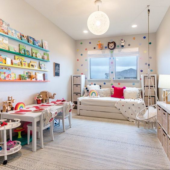 duży pokój dla dziewczynki - aranżacja, kolorowe półki, kropki, białe meble, hamak do pokoju dziecka boho