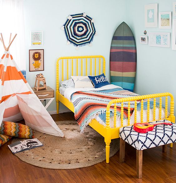 Kolorowy pokój dla dziewczynki 6, 7, 8 lat - dodatki boho, łóżko z metaową ramą żółte, tipi dla dziecka do pokoju, dywan z trawy morskiej w kształcie koła