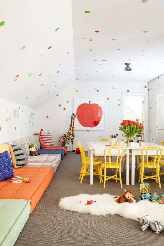 Mały pokój dla dziewczynki - kolorowe dodatki, tapeta dla dziecka, tapeta na suficie