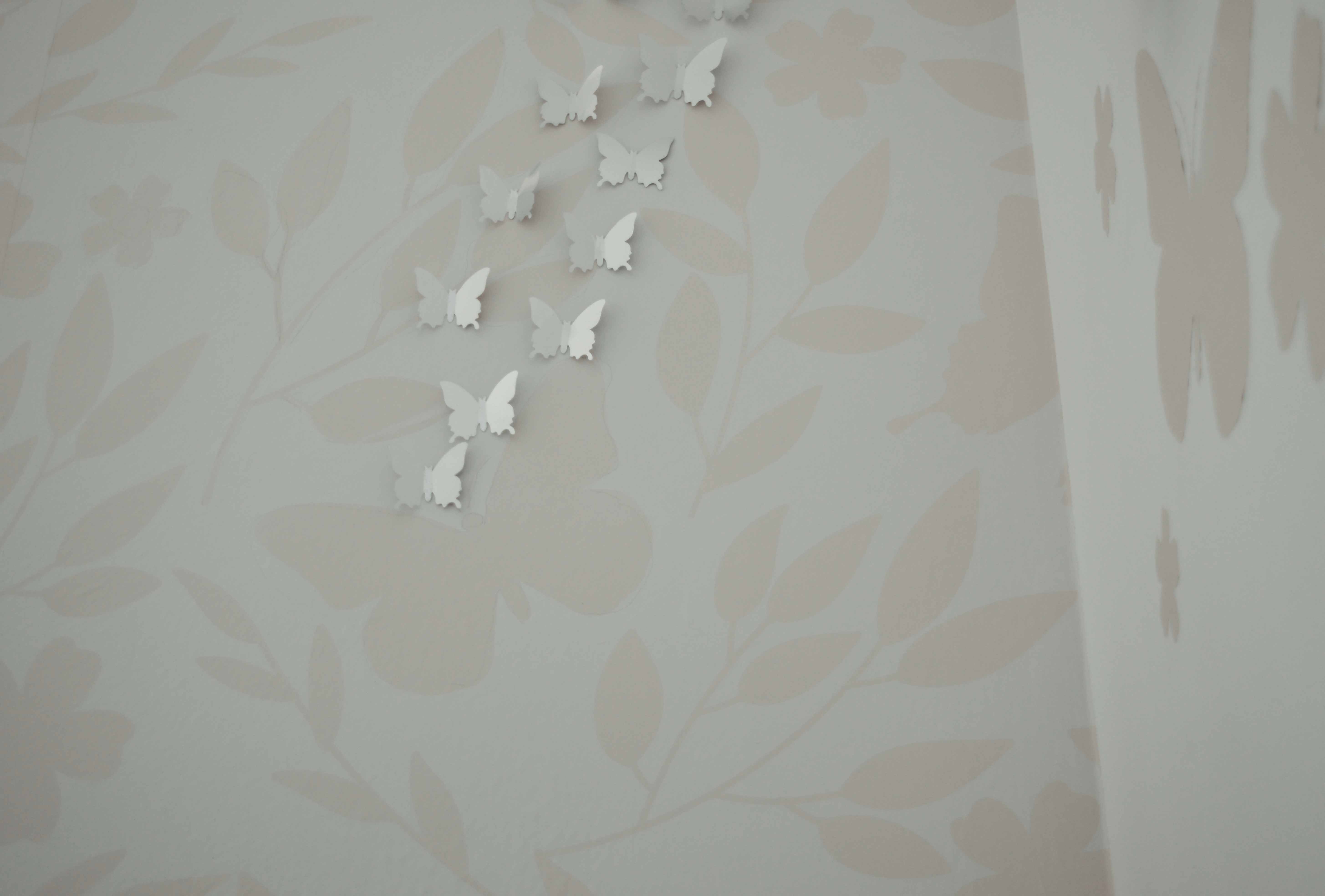 dekoracje motyle do pokoju dziewczynki - tapeta w motyle, naklejki na ścianę
