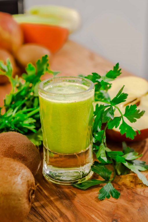 shot domowy na poprawę odporności - sok na wzmocnienie odporności - zielony zdrowy sok z wyciskarki