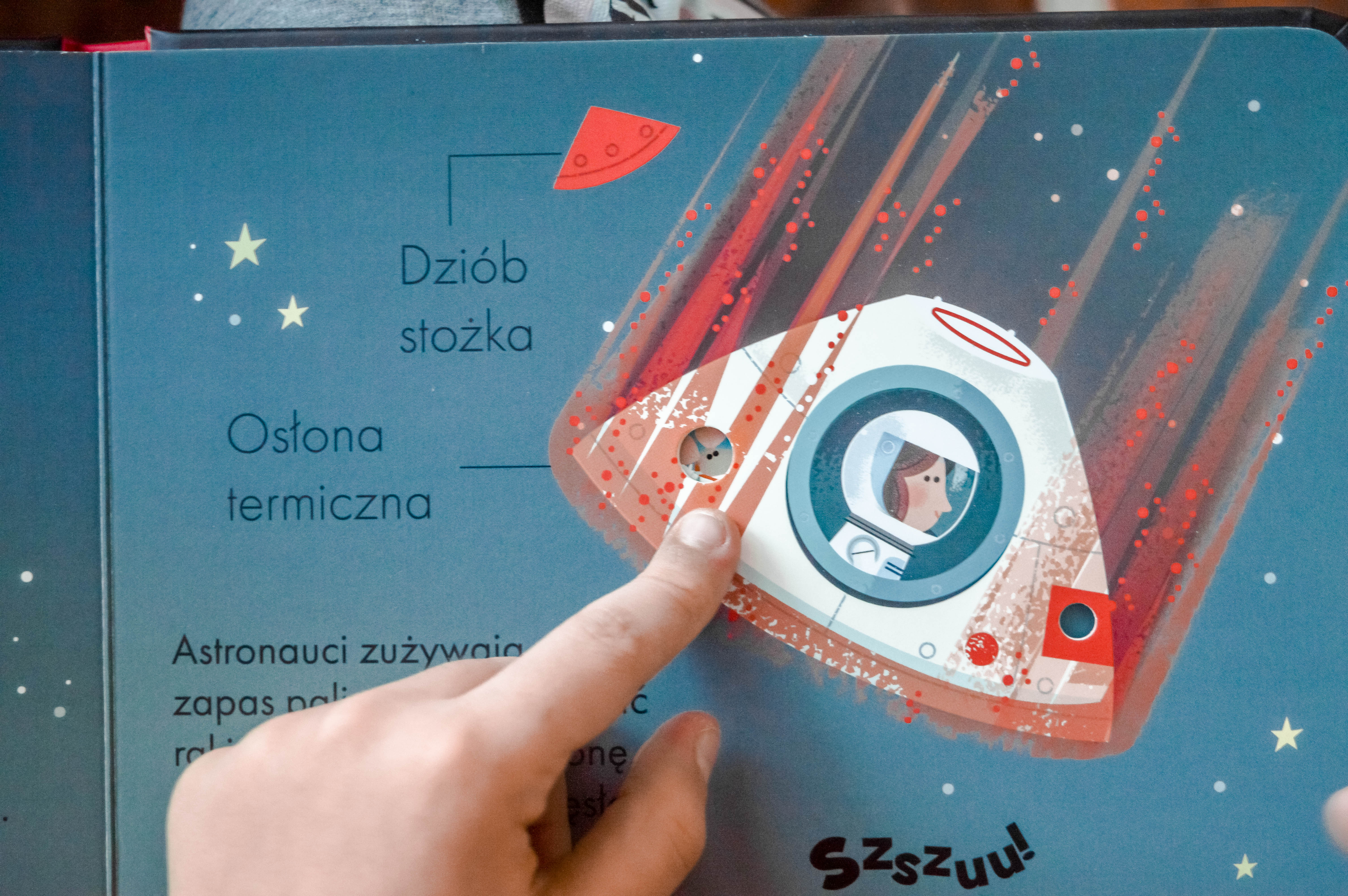 ksiązki edukacyjne dla dziecka 6 lat o kosmosie, budowa rakiety 3D z otwoeranymi okienkami