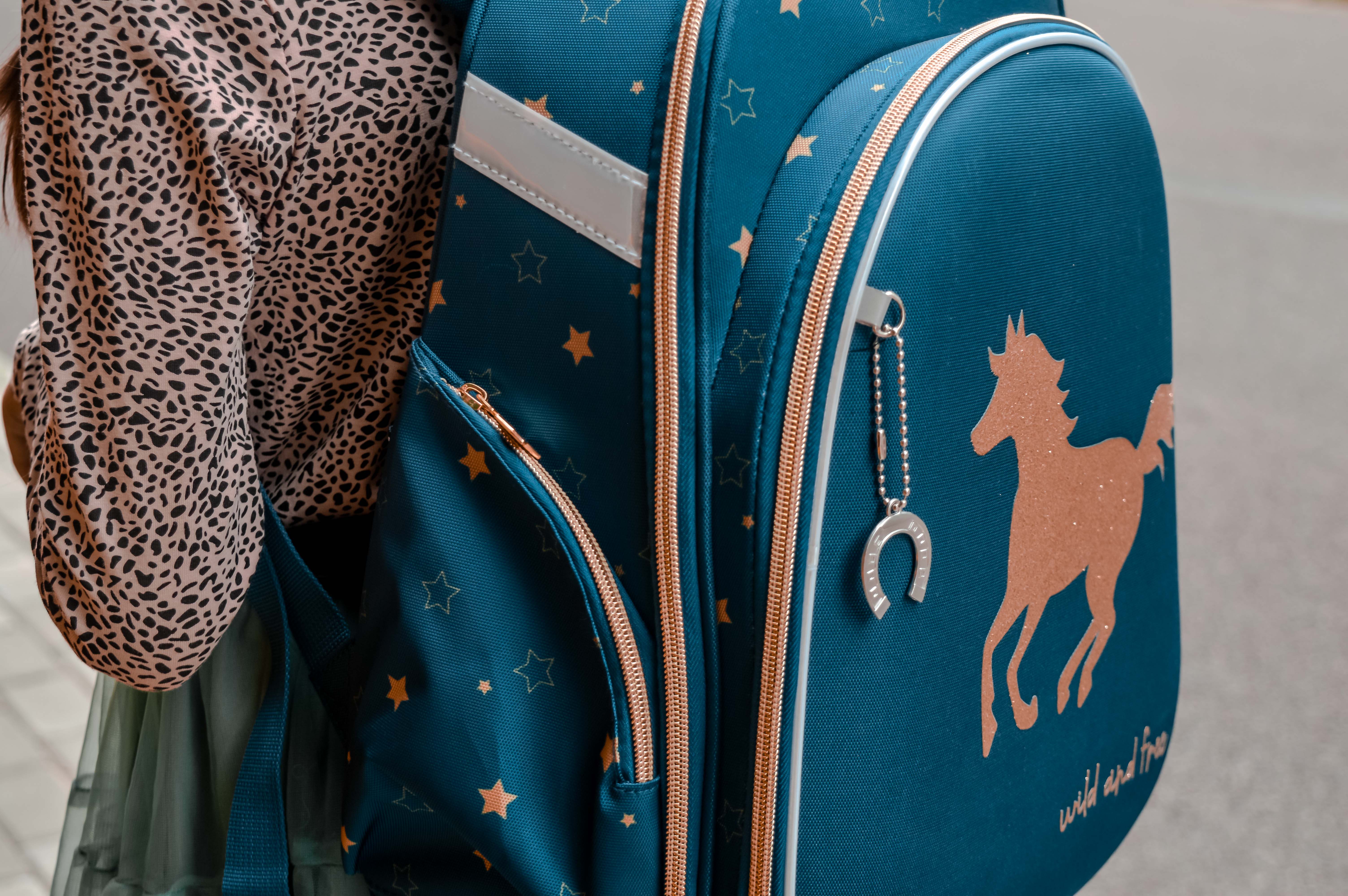 plecak z organizerem granatowy niebieski z koniem dla dziewczynki dwukomorowy z bocznymi kieszonkami 