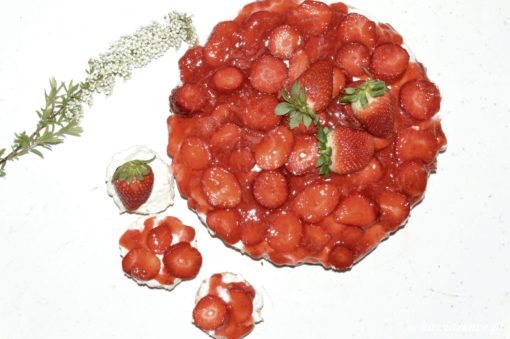Szybkie danie z truskawkami - prosty placek bez pieczenia Szybkie danie z truskawkami - prosty placek bez pieczenia