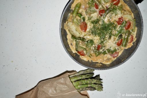 wiosenny omlet ze szparagami