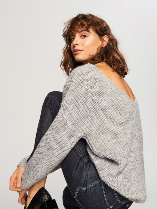 szary sweter z dekoltem na plecach