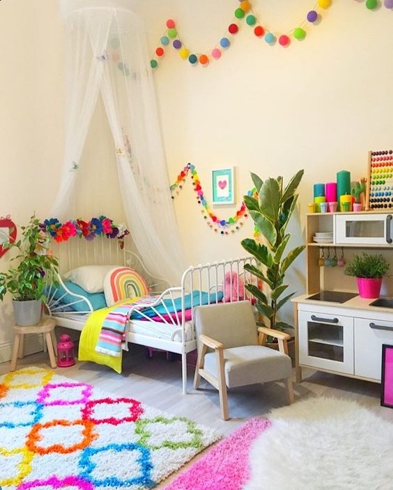 Kolorowy pokój dla dziewczynki - dodatki hand made, kolorowy dywan, kuchenka ikea, łóżko minnenłóżko