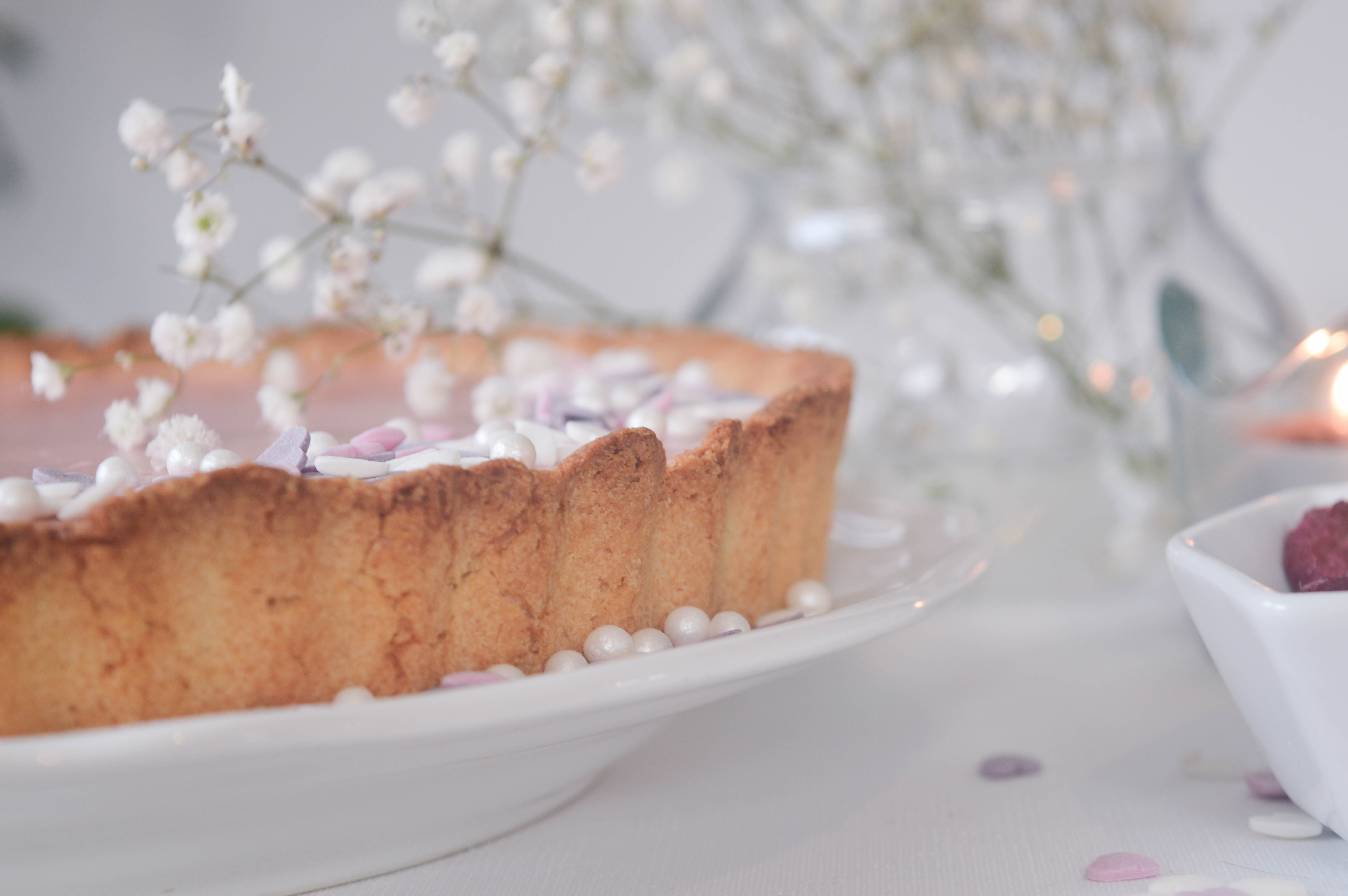 lekka tarta z owocami - prosty i tani przepis - różowa masa z czekolady do tortów , ciasteczek, babeczek i tarty
