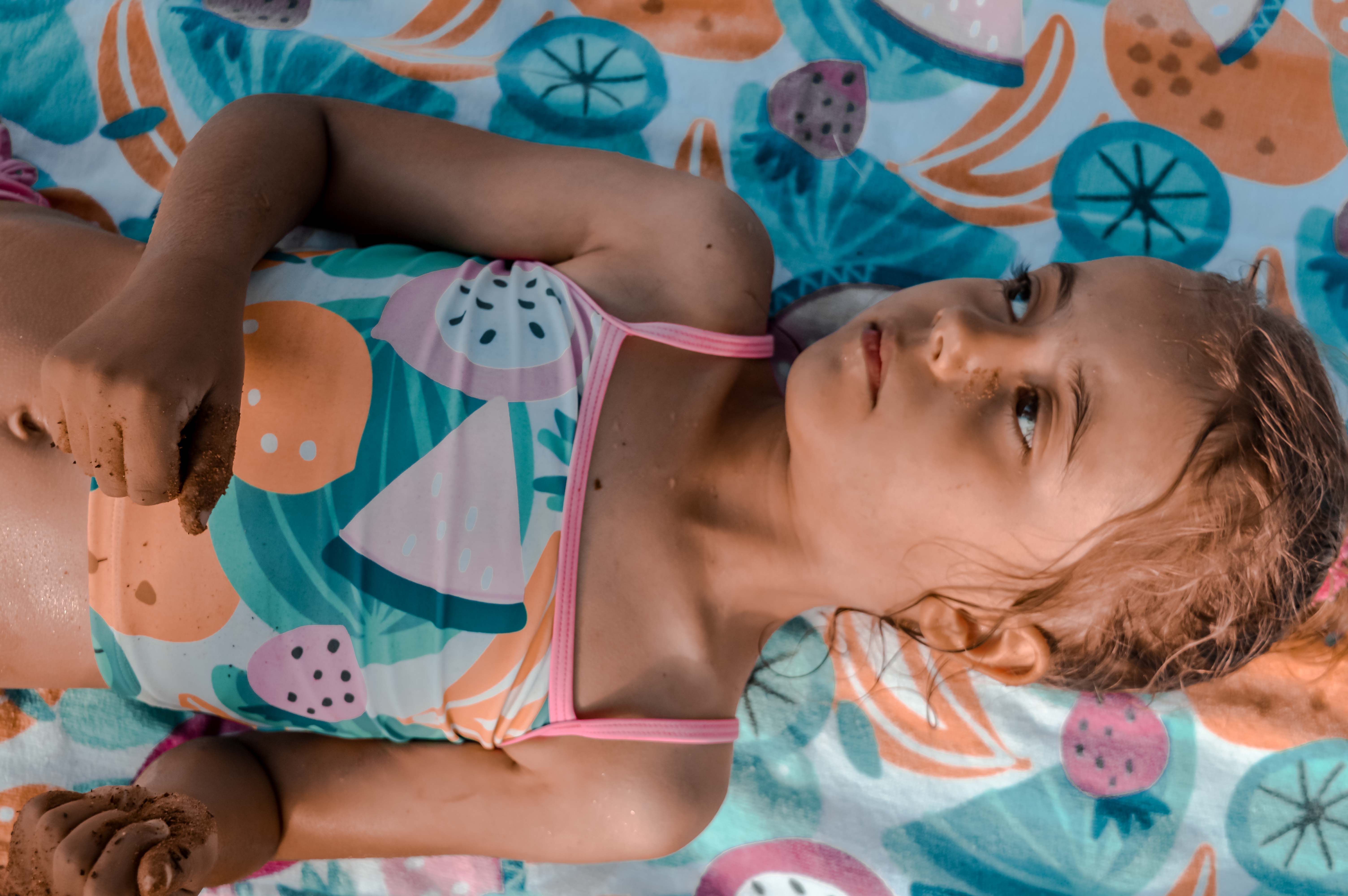 strój kąpielowy dwuczęściowy dla dziewczynki 5 lat Smyk w owoce - zestaw z ręcznikiem kapielowym