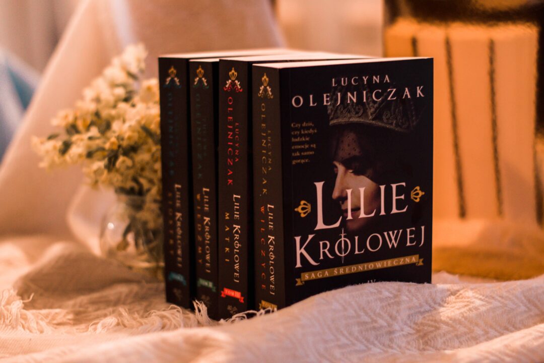 Lilie Królowej - saga rodzinna - ksiązka Lucyny Olejniczak - powieść z tłem historycznym - 4 tomy - nowy tom IV Lilie Królowej nowości wydawnicze 2024
