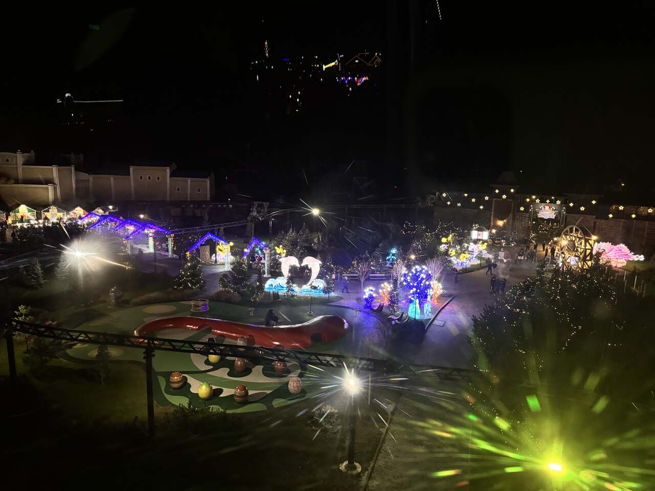 jak wyglada energylandia zimą zdjecie winter kingdom jakie są atrakcje w energylandii zimą koło młyńskie nocą