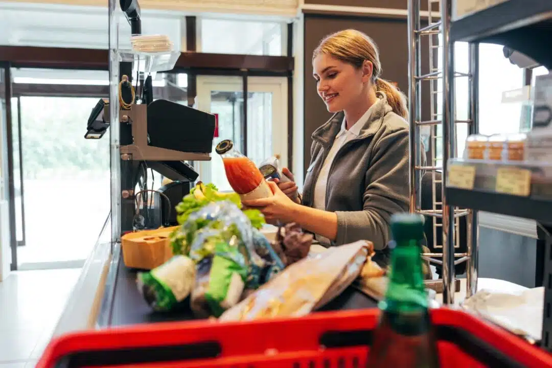 gdzie szukać najlepszych promocji zakupy najraniej lidl czy najtaniej jest w biedronce kobieta robi zakupy w markecie