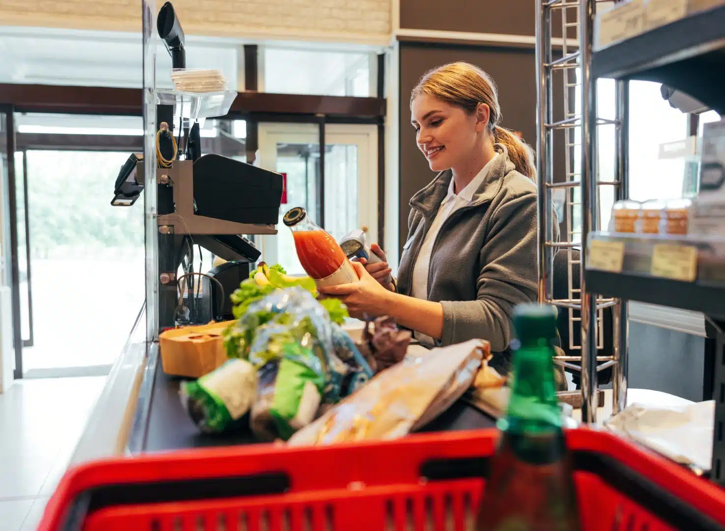 gdzie szukać najlepszych promocji zakupy najraniej lidl czy najtaniej jest w biedronce kobieta robi zakupy w markecie