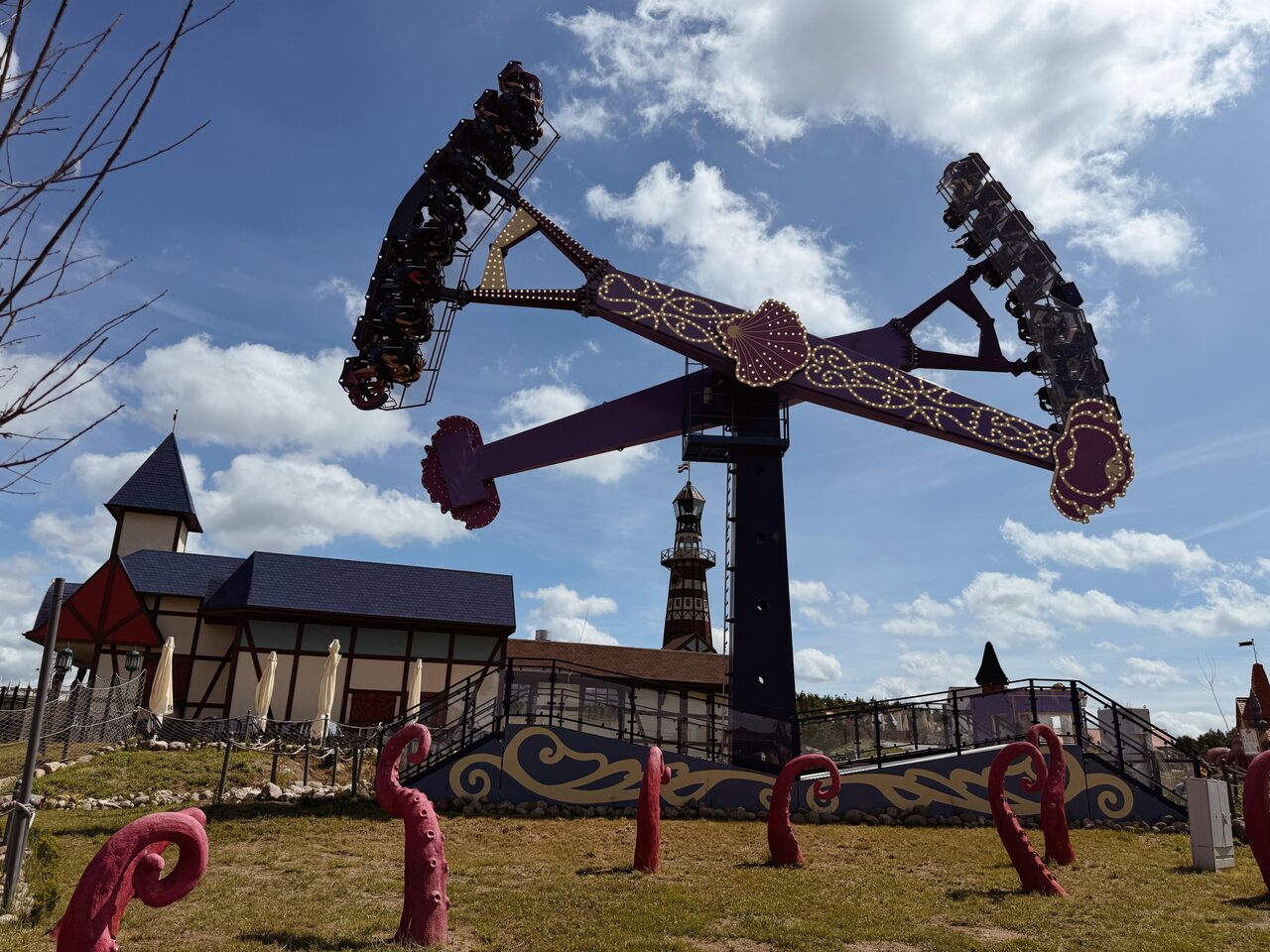 Hossoland opinia największy park rozrywki nad morzem Hossoland podzielony jest na cztery wyjątkowe strefy inspirowane mitologią i klimatem Północy karuzele rollercostery nad morzem bałtyckim