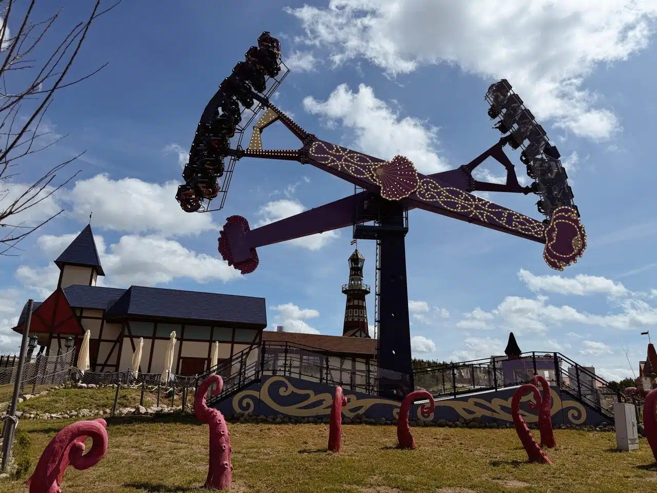Hossoland opinia największy park rozrywki nad morzem Hossoland podzielony jest na cztery wyjątkowe strefy inspirowane mitologią i klimatem Północy karuzele rollercostery nad morzem bałtyckim