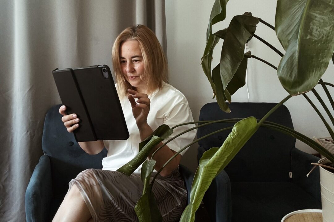 Mama trójki dzieci sprawdza porównywarkę ubezpieczeń Rankomat OC AC i ubezpieczenie domu